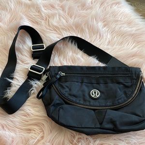 Lululemon festival crossbody bag
